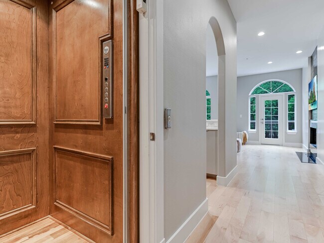 Building Photo - 1529 Barton Springs Rd