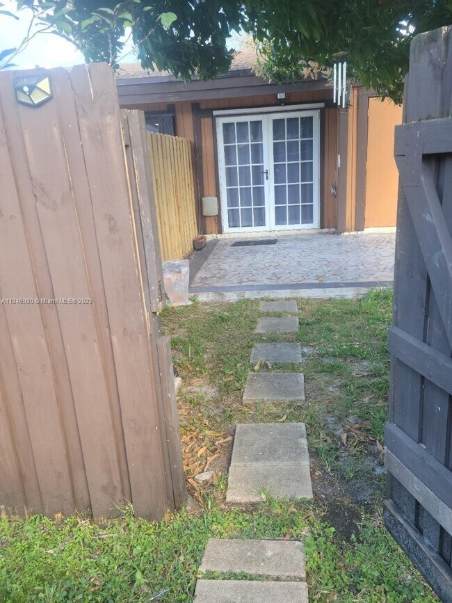 Foto del edificio - 2310 Plum Ct