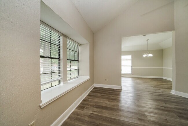 Foto del edificio - 8801 Pine Forest Dr