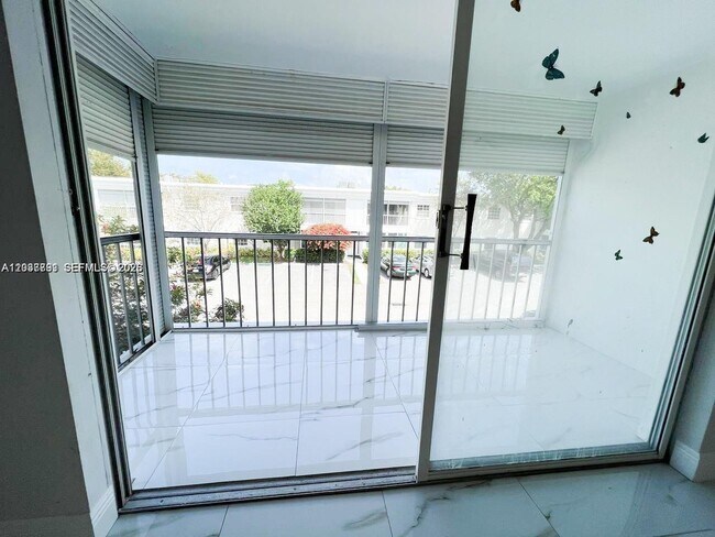 Foto del edificio - 6395 Bay Club Dr