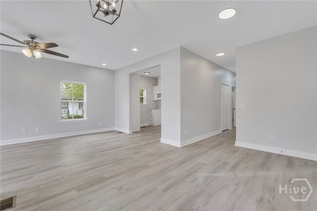 Building Photo - 1112 E Waldburg St