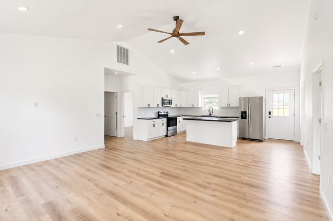 Foto del edificio - 3-Bedroom Home on Over Half an Acre with Pond Views Near I-40
