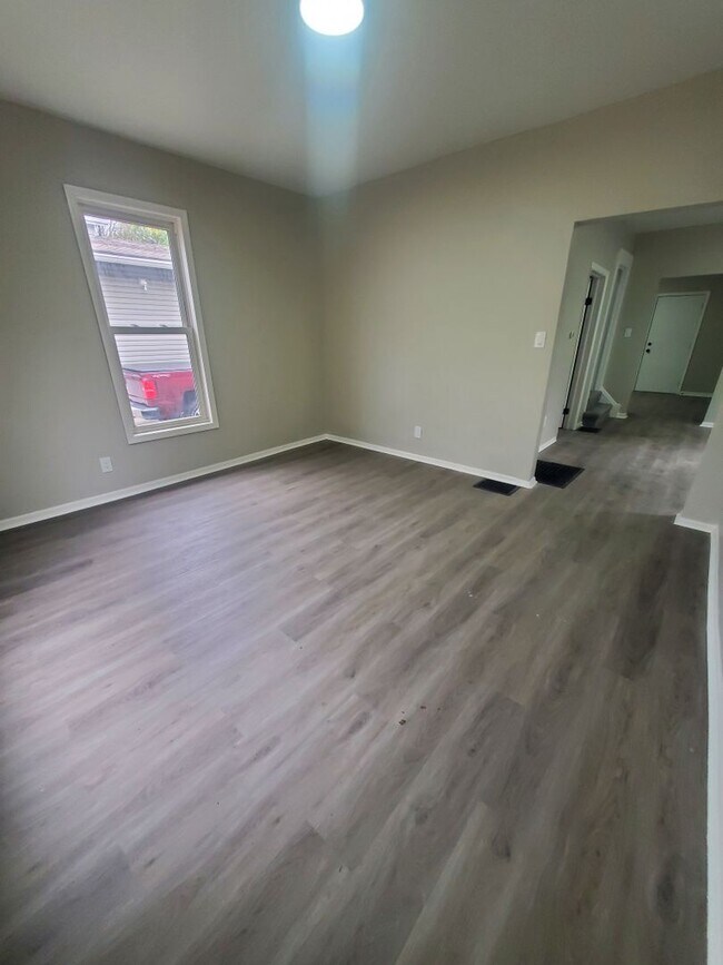 Building Photo - 3 Bedroom House in North Hill, Akron - FOR...