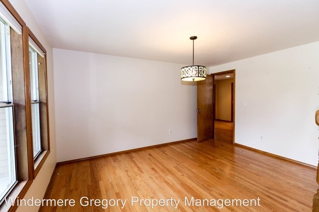 Building Photo - 4 br, 2.5 bath House - 6814 142nd Ct NE