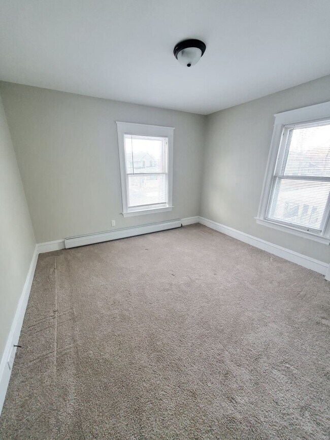 Foto del edificio - Well updated 3br with full laundry  Huge garage