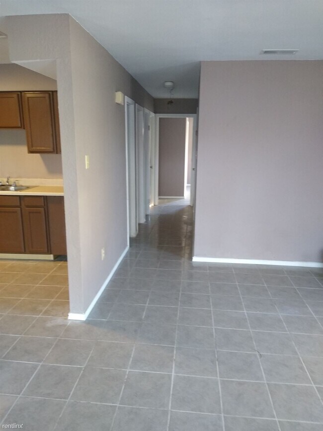Building Photo - 3 br, 1 bath House - 466 Peacock Dr