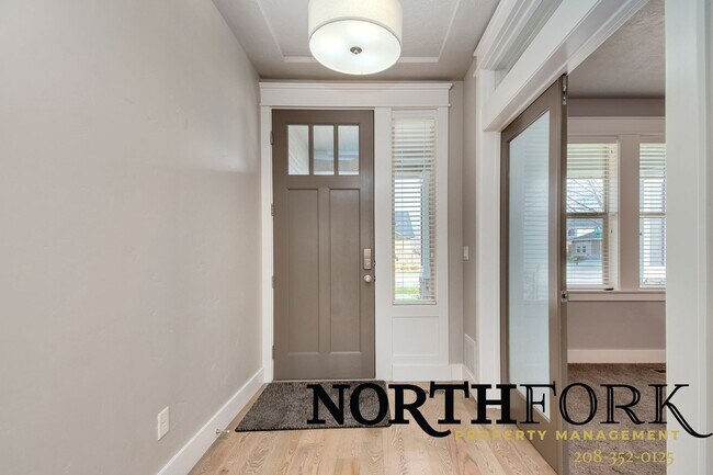 Foto del edificio - Perfectly located Star home within walking...