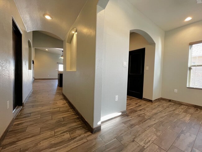Building Photo - Lovely 3 Bedroom 2 Bathroom Home In NE ABQ!