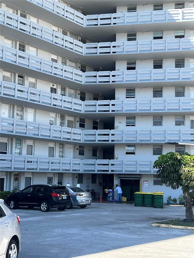 Building Photo - 1401 NE Miami Gardens Dr