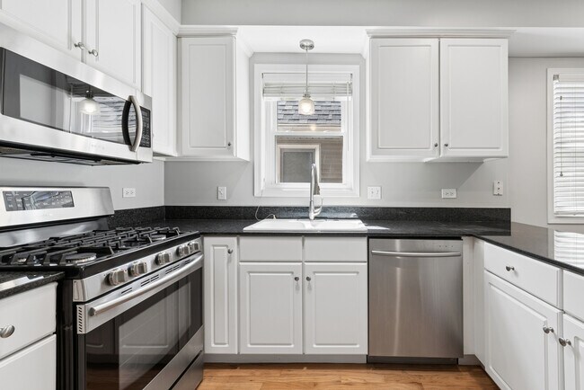 Foto del edificio - 1535 W Oakdale Ave