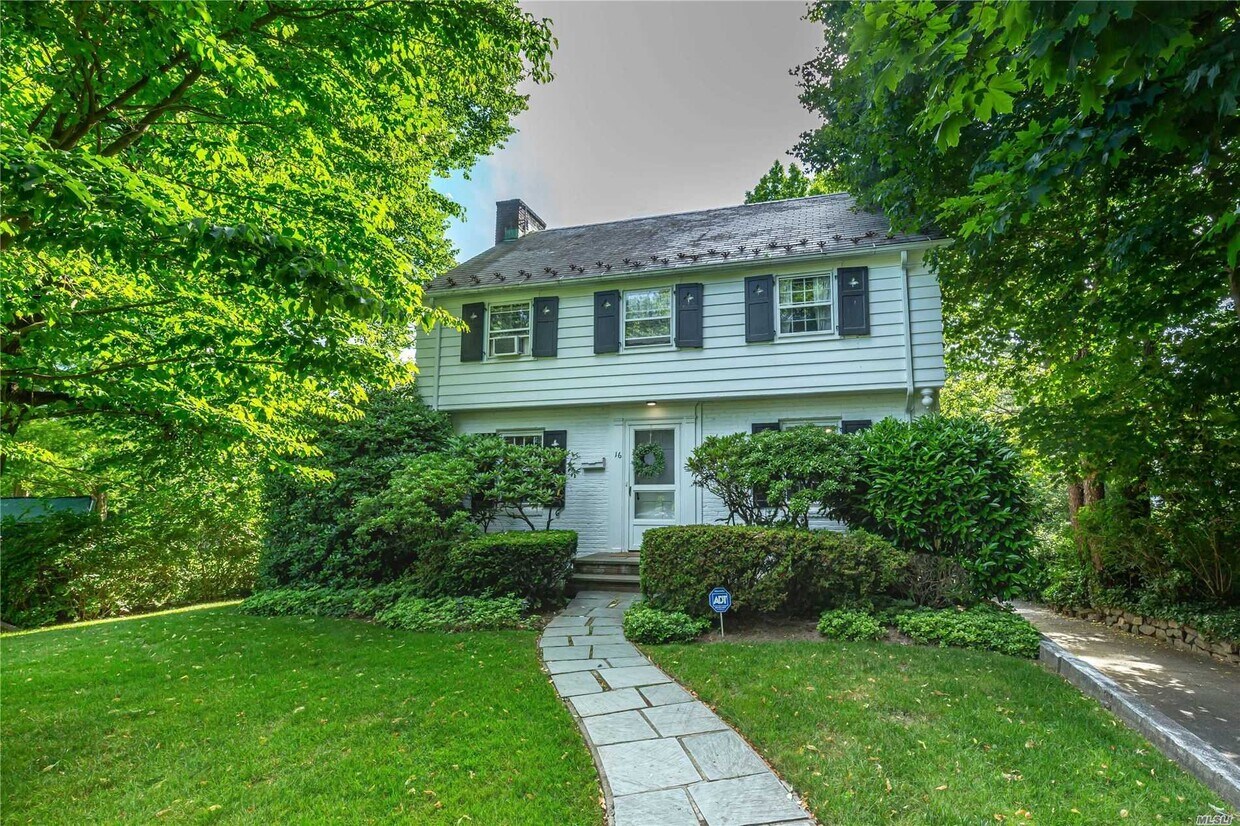 Primary Photo - 16 Surrey Ln