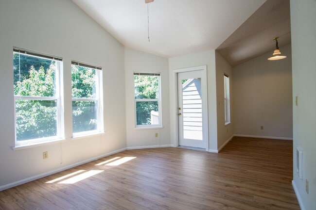 Foto del edificio - Major Updates: Vaulted Ceiling Spacious 2-Bed 2-Bath w DW, WD, Balcony!