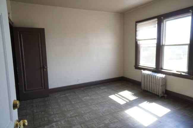Building Photo - 130 E 13th Ave