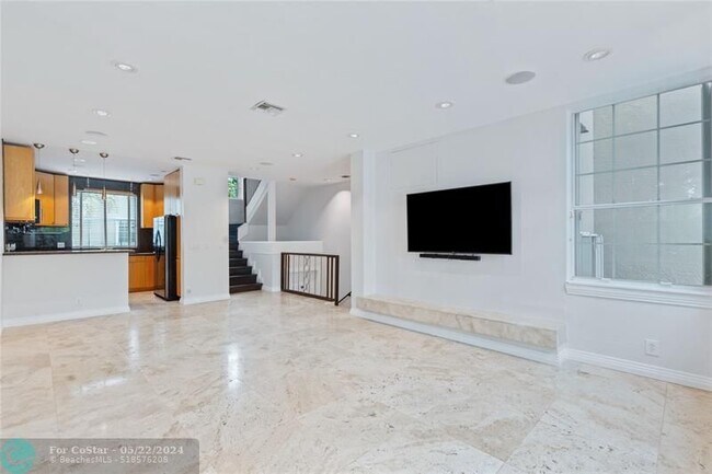 Building Photo - 1215 Tequesta St