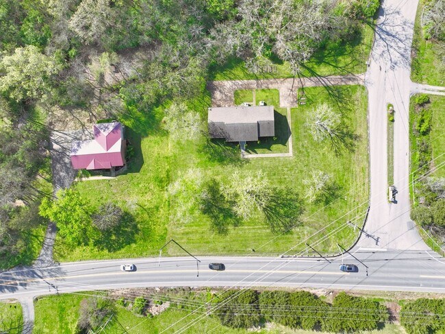 Foto del edificio - **FURNISHED ONE-SIDE-OF-A-DUPLEX HOME WITH BASEMENT STORAGE MINUTES FROM NASHVILLE WEST AND DOWNT...