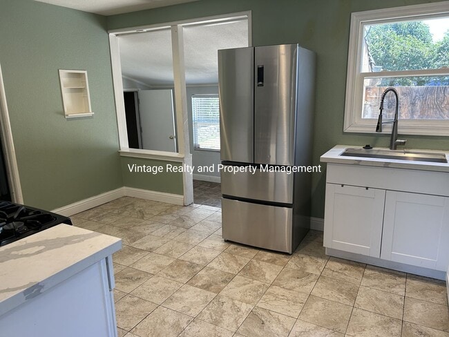 Building Photo - New On The Rental Market This Nice Single Story 3 Bedroom Home!!!