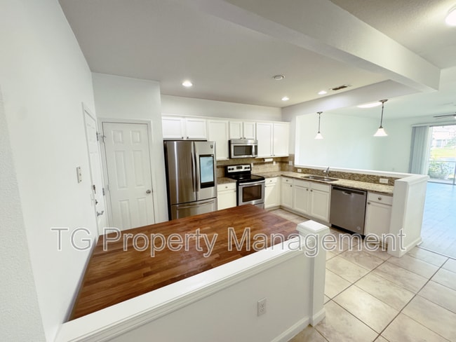 Building Photo - 6798 Roundleaf Dr