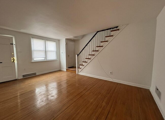 Foto del edificio - 2214 Bond Ave