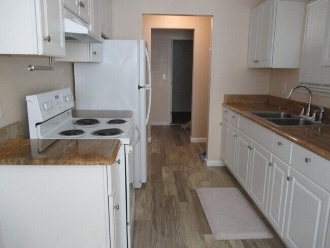 Foto del edificio - 8158 Kelton Dr