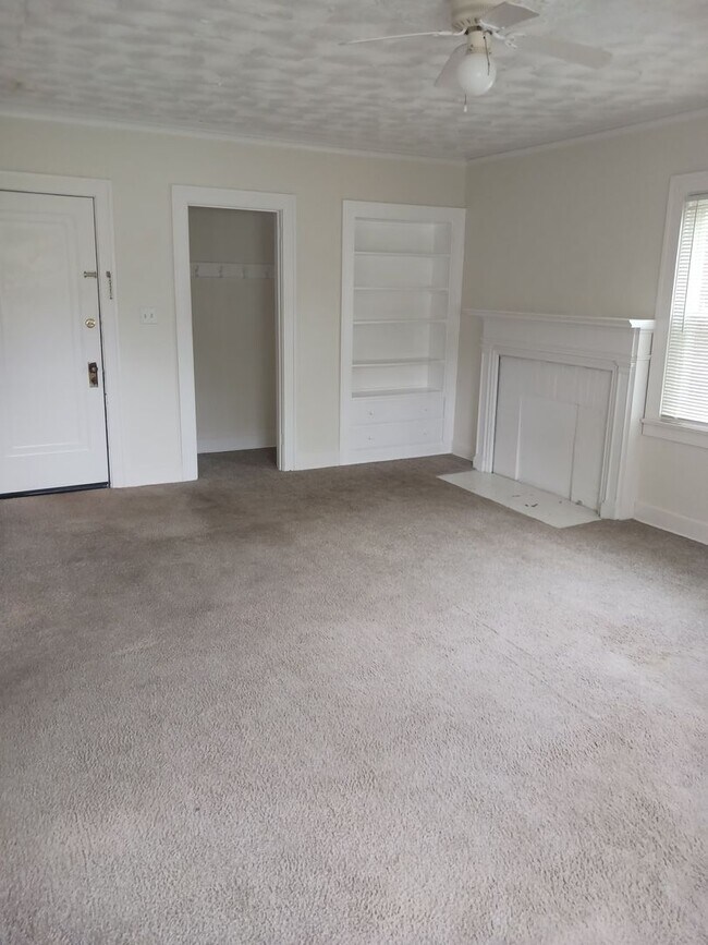 Foto del edificio - 4 bedroom 2 full baths Upper Northside Youngstown