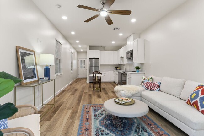 Foto del edificio - Newly renovated 2BD/2.5BA w/Covered Lit Parking and Private Backyard