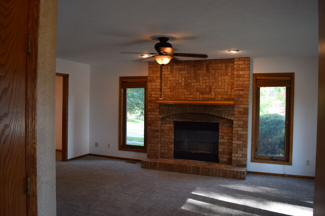 Building Photo - 2210 Skyline Dr