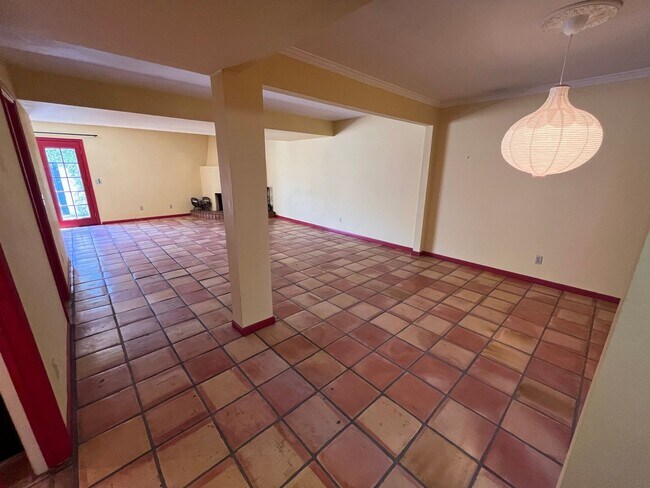 Foto del edificio - Quirky & Special Two Bedroom Townhome in B...