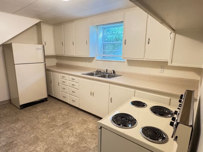 Building Photo - 1 BEDROOM, 1 BATHROOM, GARDEN LEVEL APARTM...