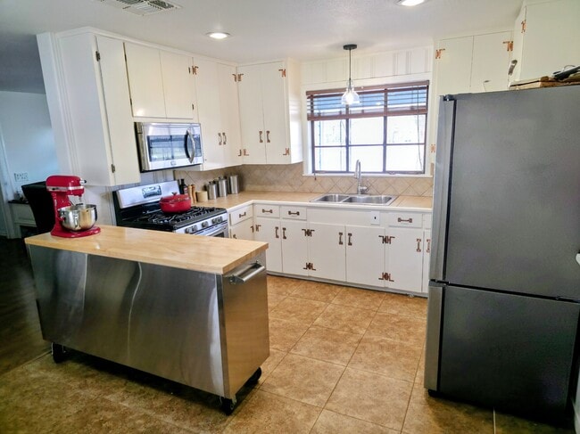 Building Photo - 104 Riverside Dr