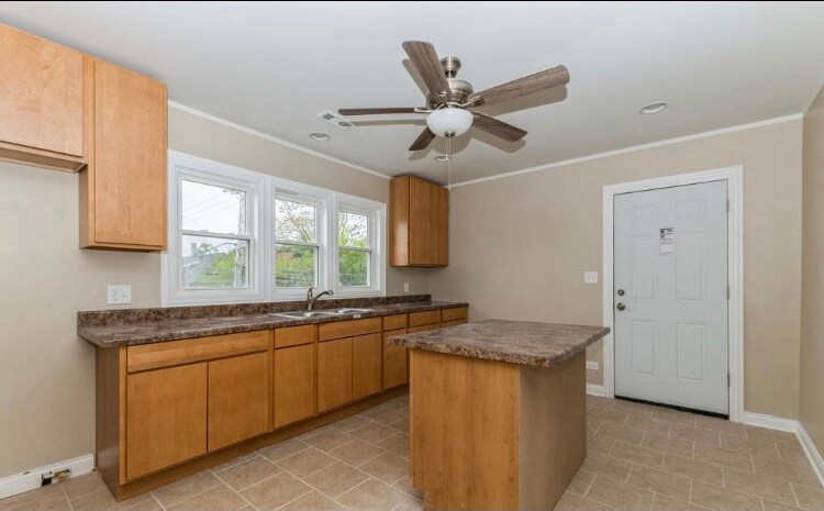 Foto principal - 11708 S Michigan Ave