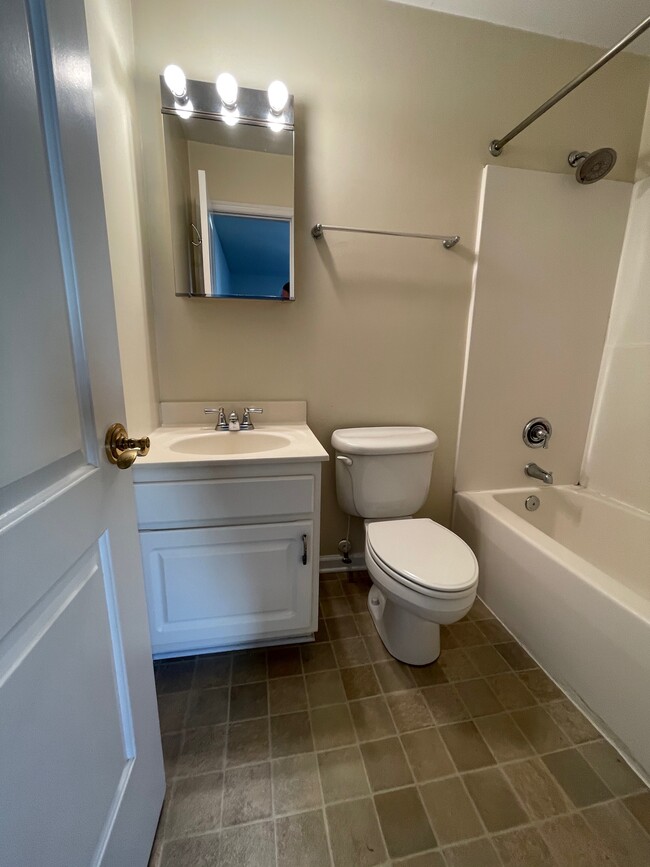 Building Photo - 1217 Villa Ln
