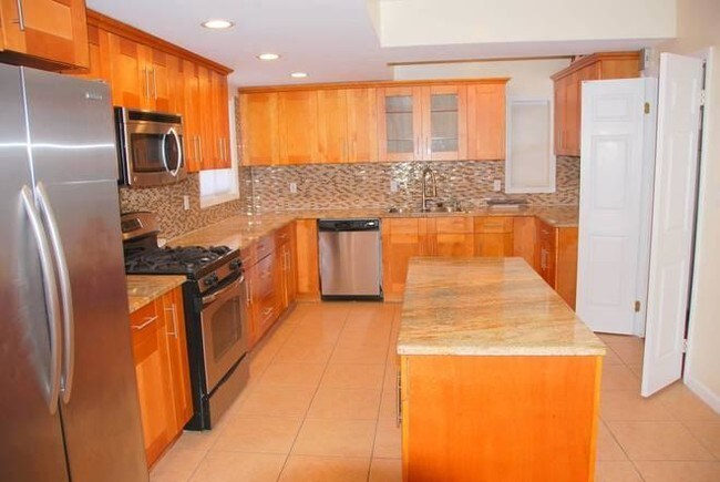 Foto del edificio - 5 bedroom in Queens NY 11375