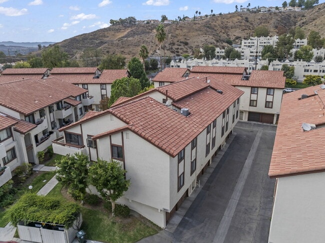 Building Photo - "Charming 2-Bed, 2-Bath Condo Retreat in S...