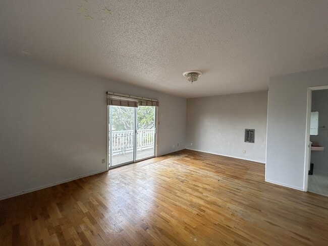 Building Photo - 201 Shoreview Dr
