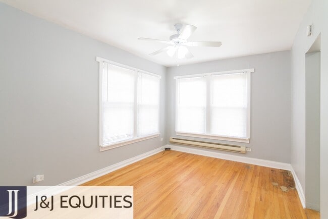 Interior Photo - 3257-3267 W. Wrightwood