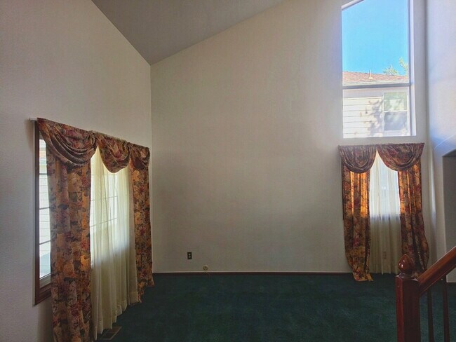 Foto del edificio - 5 Bedroom/ 4 Bath Two-Story in Governors Place