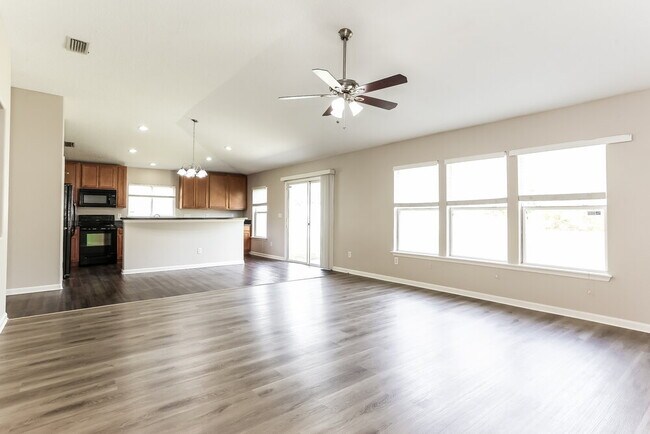 Foto del edificio - 7511 Hawks Cliff Dr