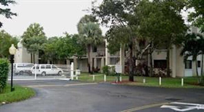 Foto del edificio - 1417 Meadows Cir W