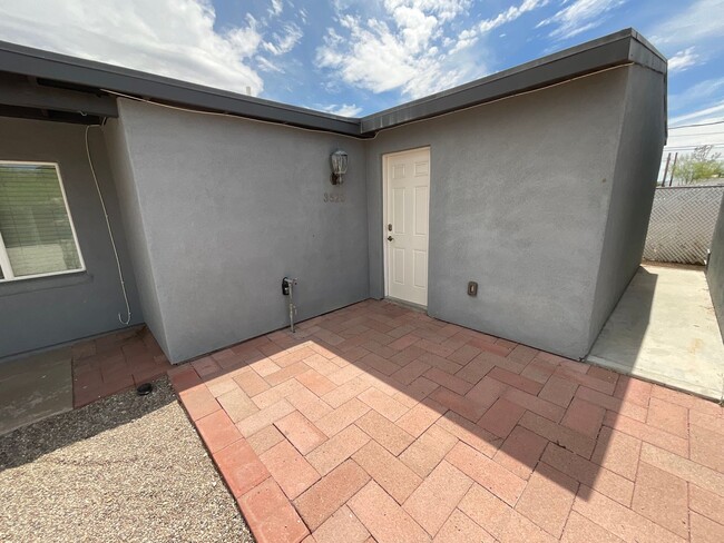 Building Photo - Central Tucson, close to University of Ari...