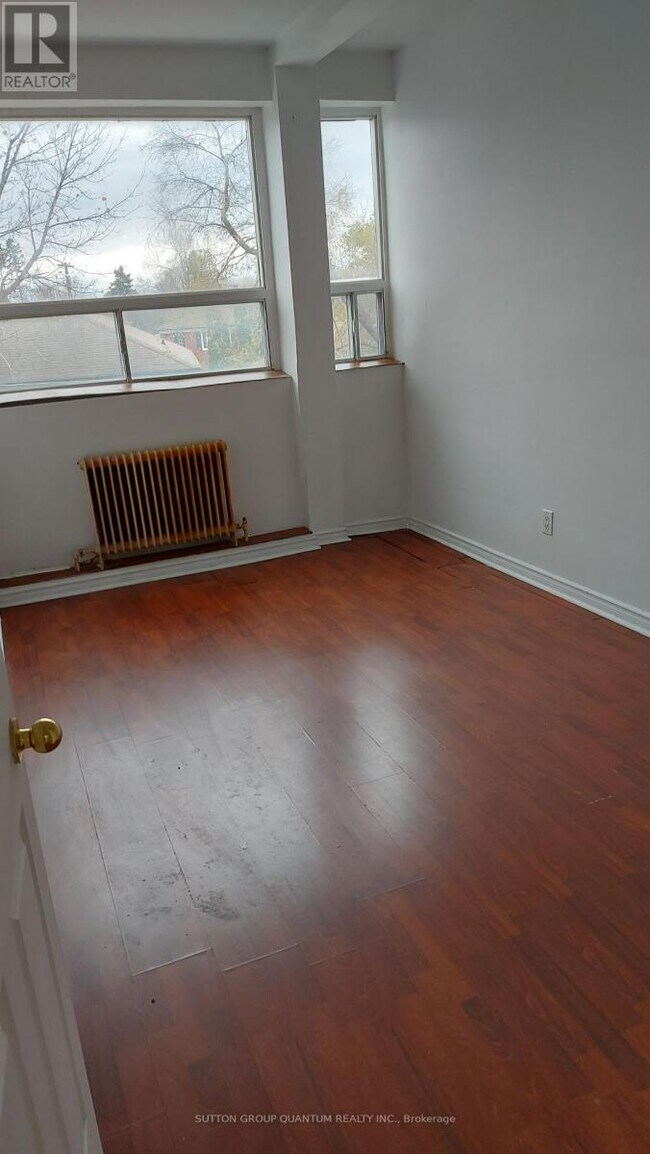 Photo du bâtiment - 2881 Lawrence Ave E