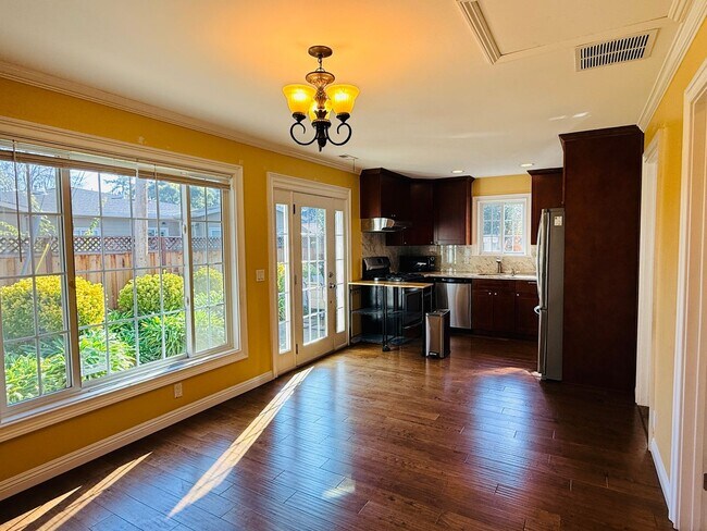 Foto del edificio - Great 1 Bedroom Home With In Unit Laundry and Private Patio in Menlo Park