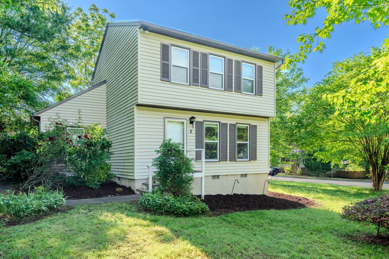 Foto principal - 3 bedroom home close to Duke Avaialble Ear...