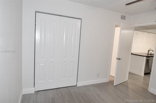 Foto del edificio - 9325 Lagoon Pl