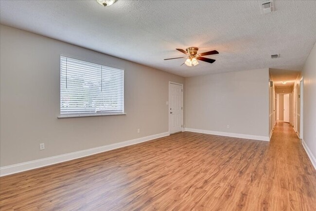 Building Photo - 608 Cedarwood Ct