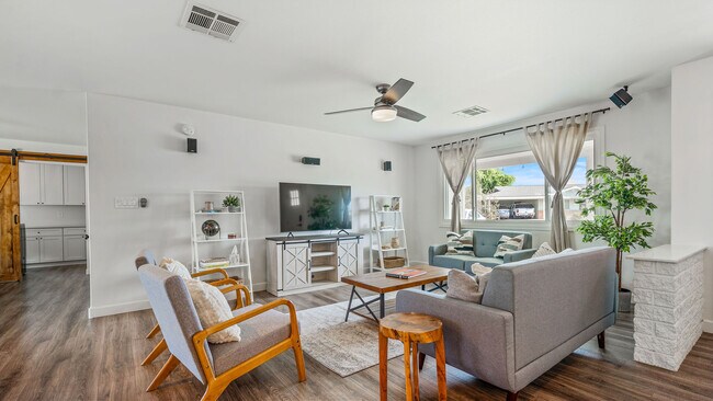 Foto del edificio - 8035 E Earll Dr