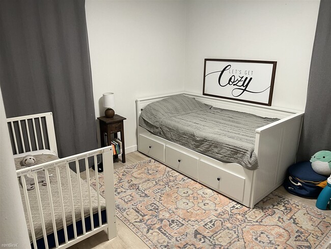 Foto del edificio - 2 br, 1 bath Duplex - 2715 Northeast Weidl...