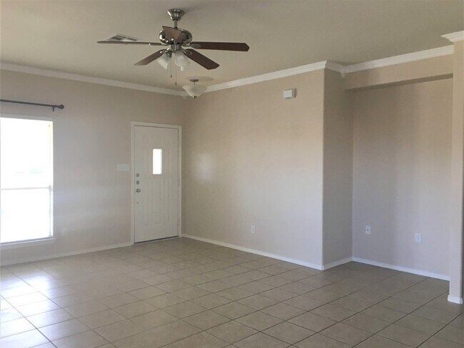 Building Photo - 5709 Mosaic Trl- 4BD, 2BA, 2GA!