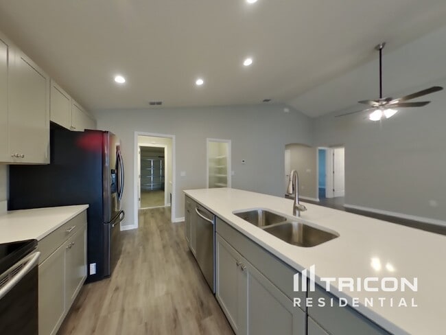 Building Photo - 705 Persian Dr