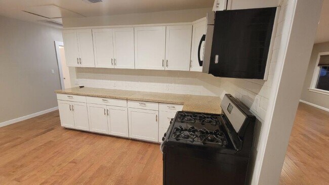 Building Photo - 706 E Verdugo Ave