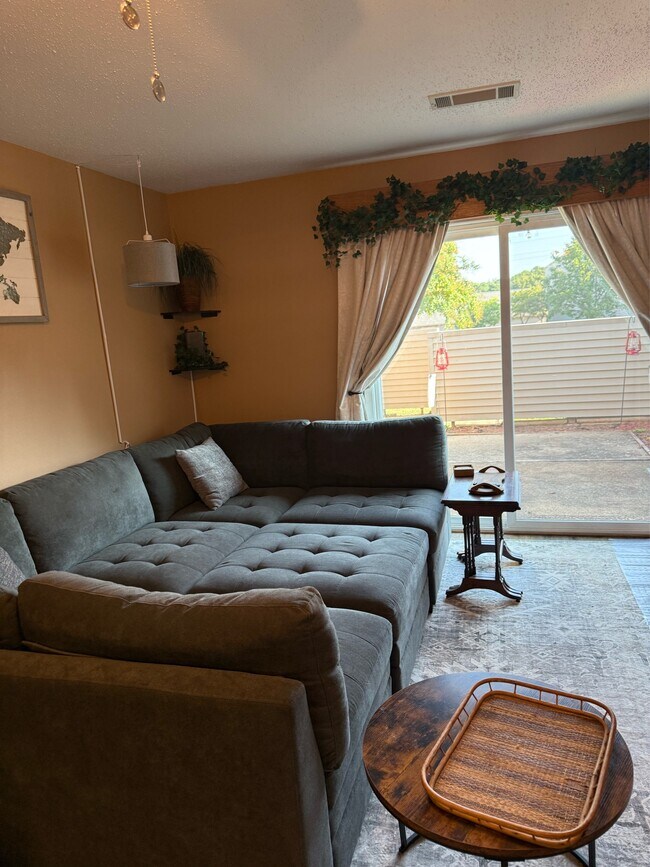 Foto del edificio - 135 Hillview Dr